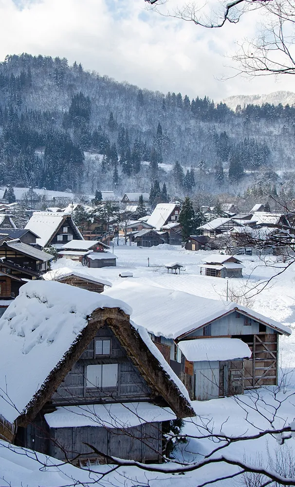 Shirakawa adalah desa tradisional di Jepang yang menampilkan gaya bangunan yang dikenal sebagai gassho-zukuri